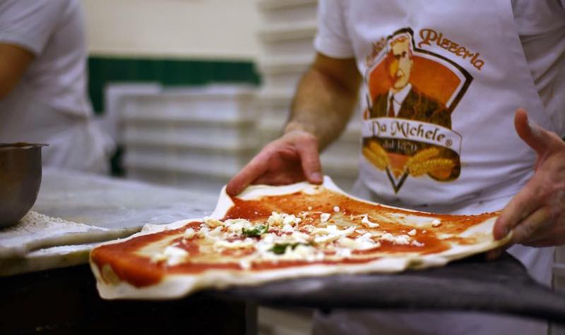 Pizza na pizzaria Da Michele em Nápoles