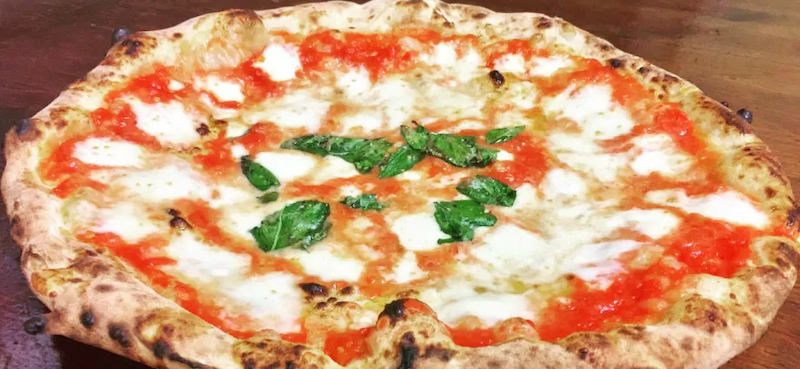 Pizza da pizzaria Di Matteo em Nápoles