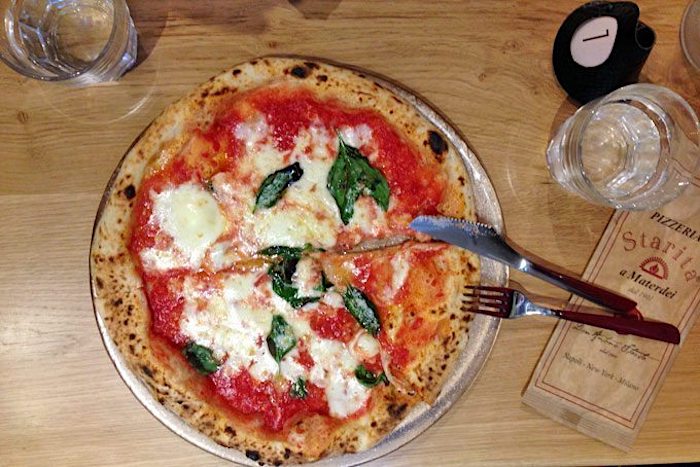 Pizza na pizzaria Starita a Materdei em Nápoles