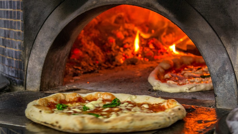 Pizzas no forno a lenha na Itália