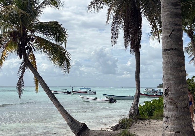 Barcos e lanchas parados na Ilha Saona Barcos e lanchas parados na Ilha Saona