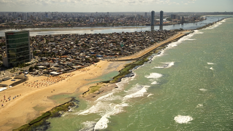 Praia do Pina é outra indicação para onde ficar em Recife