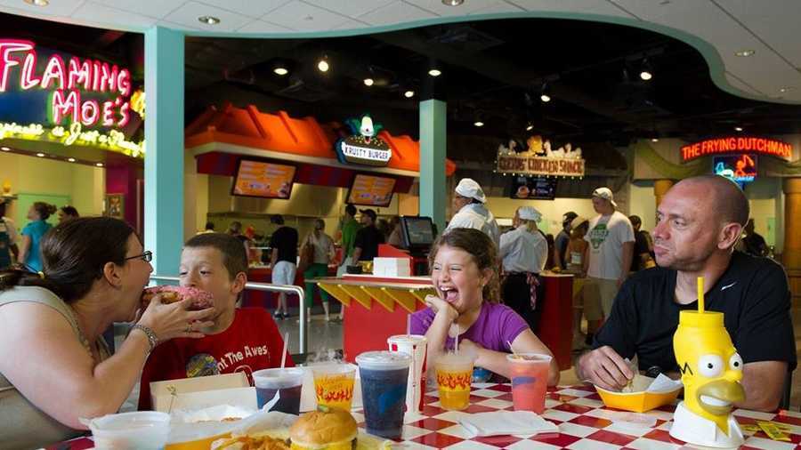 Família no restaurante em Orlando