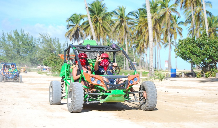 Turistas curtindo passeio de buggy em Punta Cana