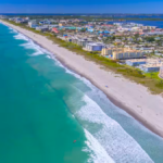 Vista da cidade de Cocoa Beach