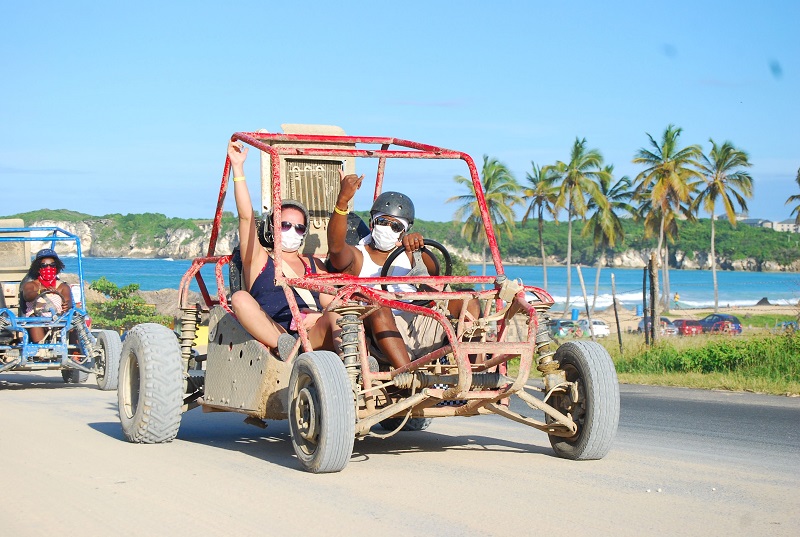 Turistas em passeio de buggy por Punta Cana