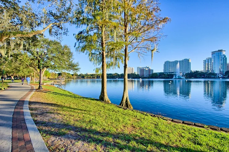 Área para caminhada no Lake Eola Park em Orlando