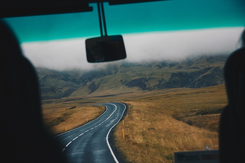 Carro em estrada uruguaia