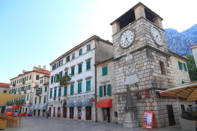 Torre do Relógio no centro histórico de Kotor