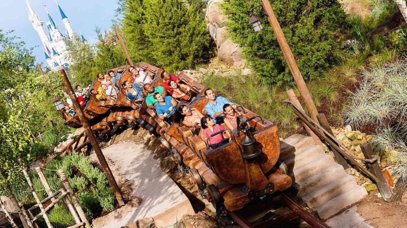 Diversão no Seven Dwarfs Mine Train no Magic Kingdom da Disney Orlando