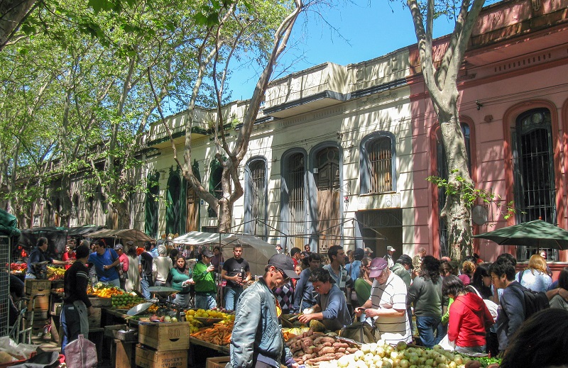 Visita a Feira de Tristán Narvaja em Montevidéu