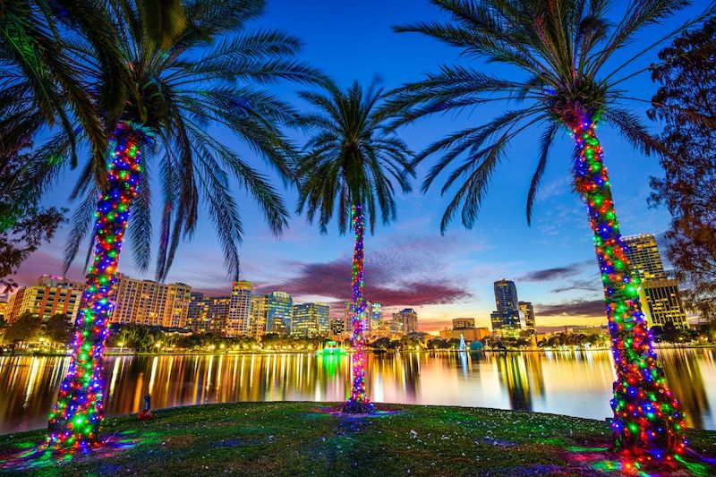Lake Eola Park com luzes coloridas no inverno em Orlando