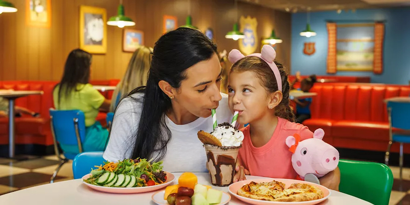 Mãe e filha no Miss Rabbit's Diner no Parque da Peppa Pig em Orlando