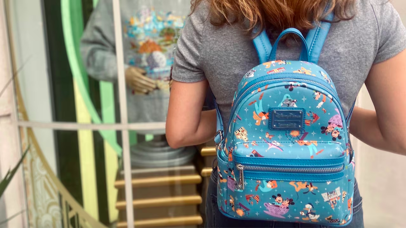 Menina com mochila da Disney em Orlando