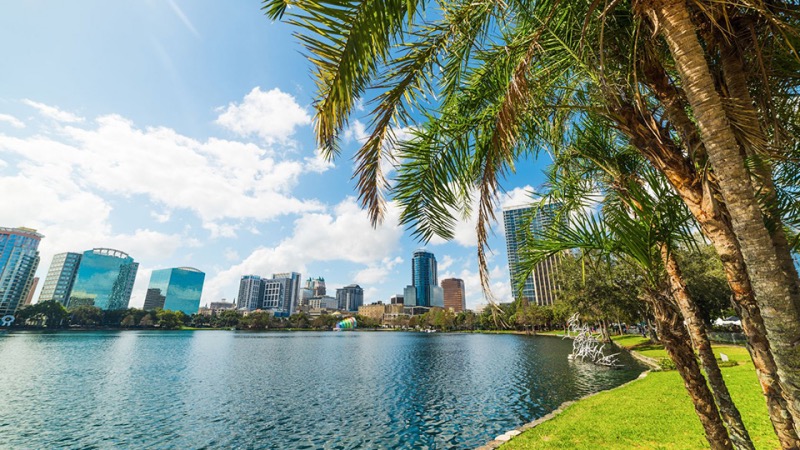 Paisagem do Lake Eola Park na primavera em Orlando