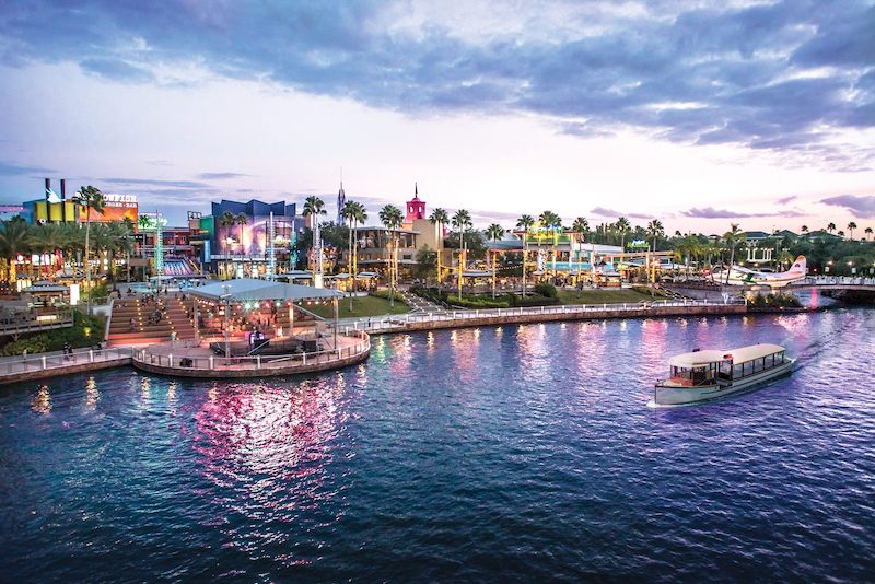 Passeio de barco ao anoitecer no Universal CityWalk em Orlando