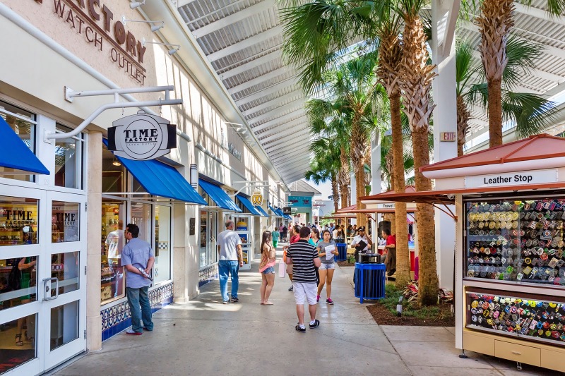 Pessoas no Vineland Premium Outlets em Orlando