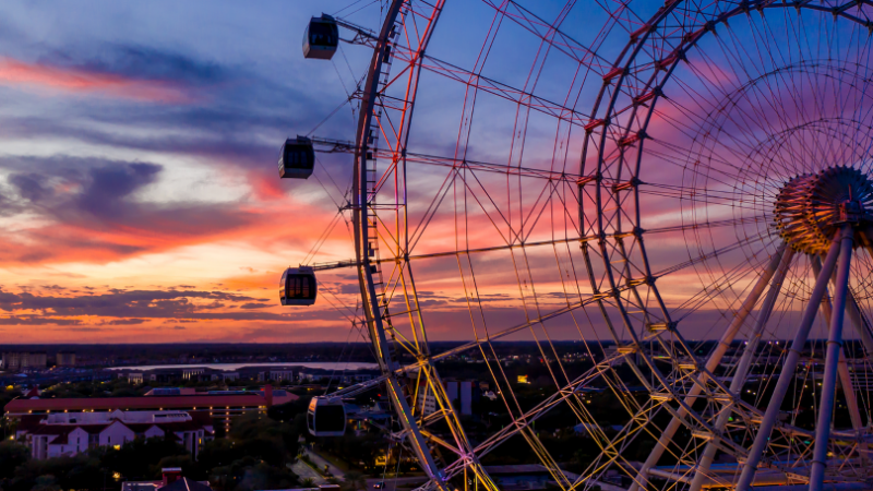 Roda-gigante ao entardecer em Orlando