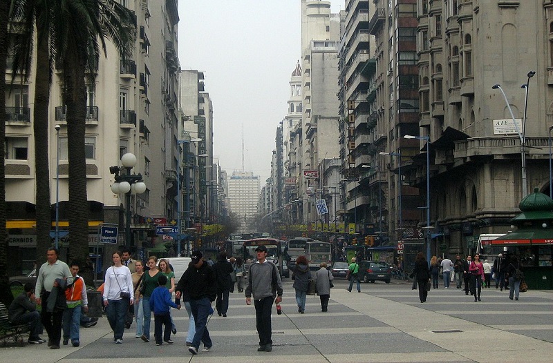 Turistas caminhando na Plaza Independencia em Montevidéu