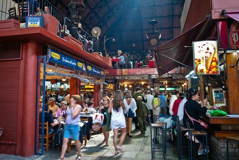 Turistas no Mercado del Puerto