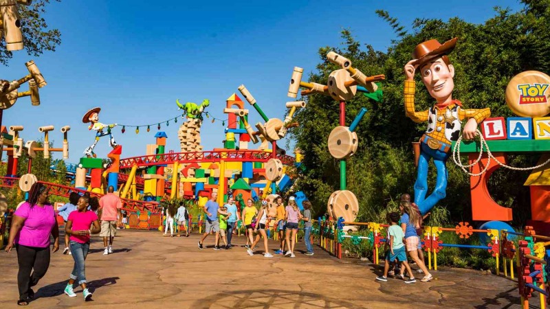 Visitantes na Toy Story Land no Hollywood Studios da Disney Orlando