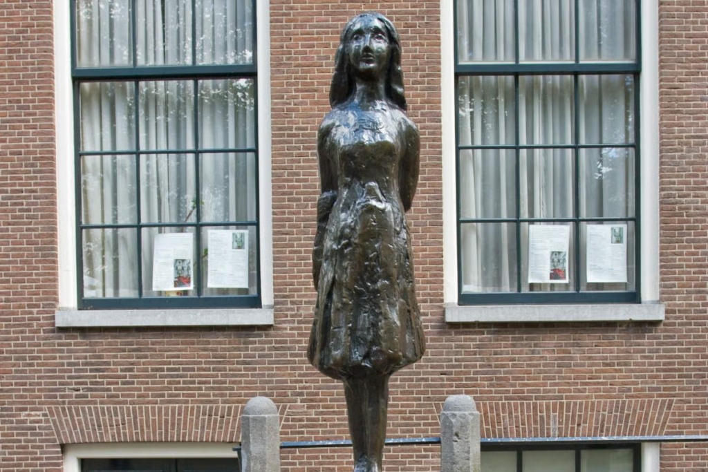 Estátua Anne Frank em Amsterdã