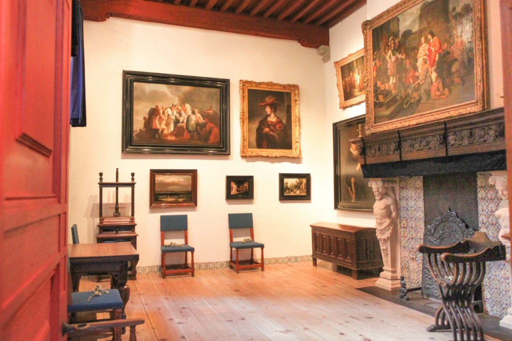 Sala no Museu Casa de Rembrandt em Amsterdã