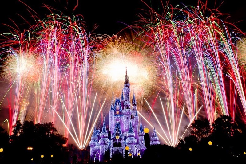 Castelo da Cinderela iluminado no show de fogos de artifício na Disney Orlando