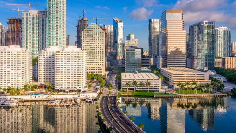 Estrada e arranha-céus em Downtown Miami