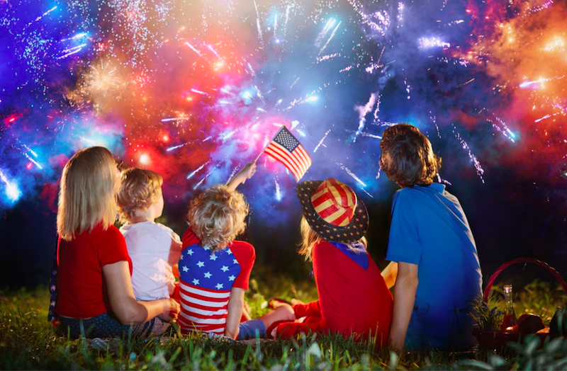 Família assistindo ao show de fogos de artifício do Dia da Independência dos EUA