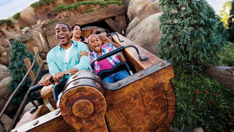 Família na Seven Dwarfs Mine Train no Magic Kingdom da Disney Orlando