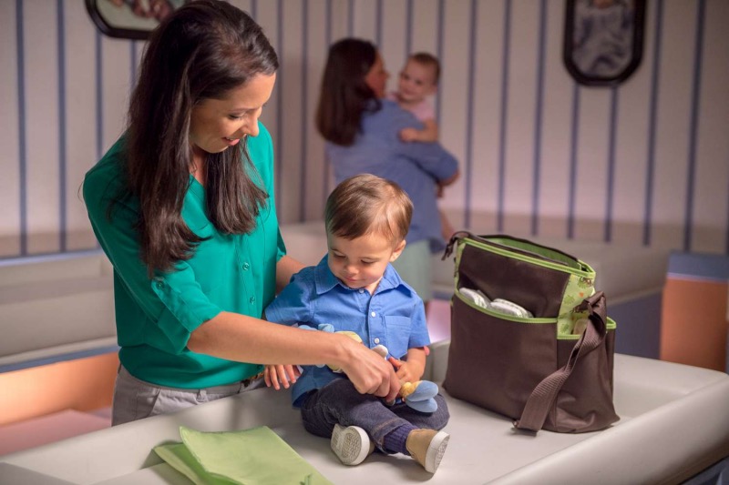 Mães e bebês no Baby Care Station na Disney Orlando