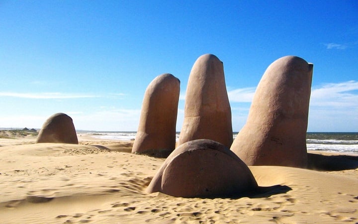 Monumento La Mano em Playa Brava