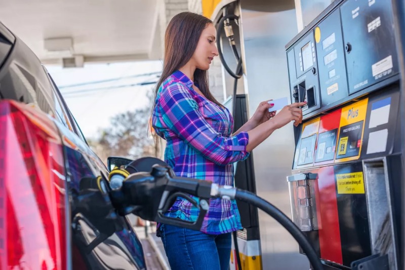 Mulher pagando o abastecimento do carro no posto de gasolina em Orlando