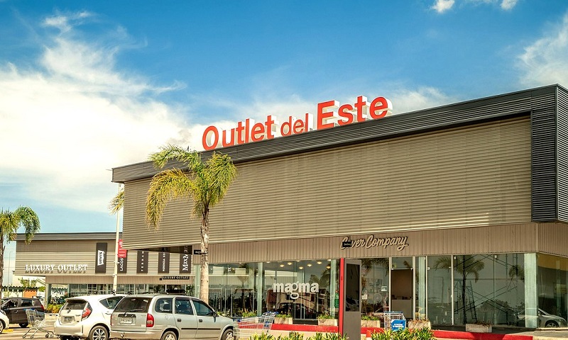 Comprar roupas no Outlet del Este perto de Punta del Este
