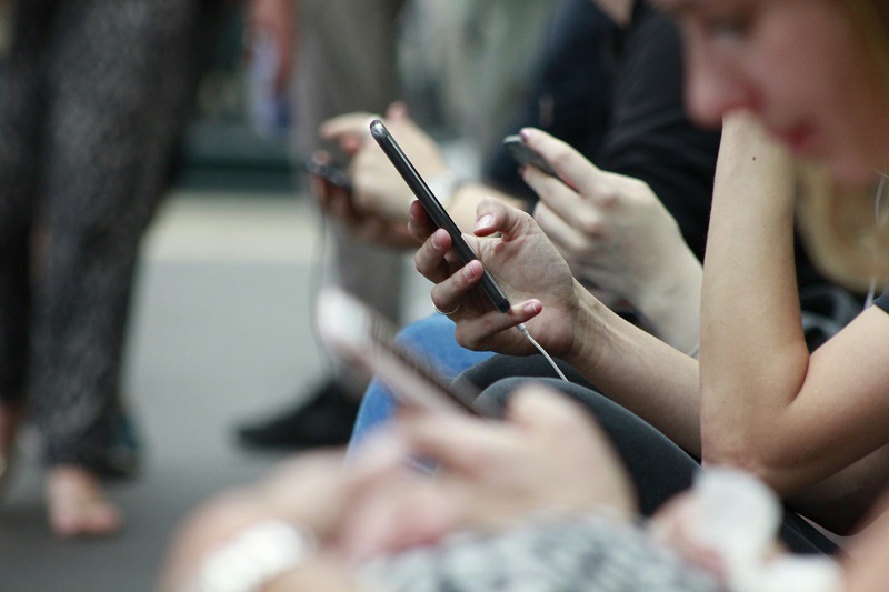 Pessoas usando o celular em uma viagem ao exterior