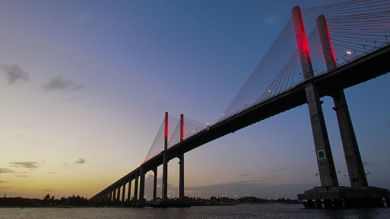 Ponte Newton Navarro à noite em Natal