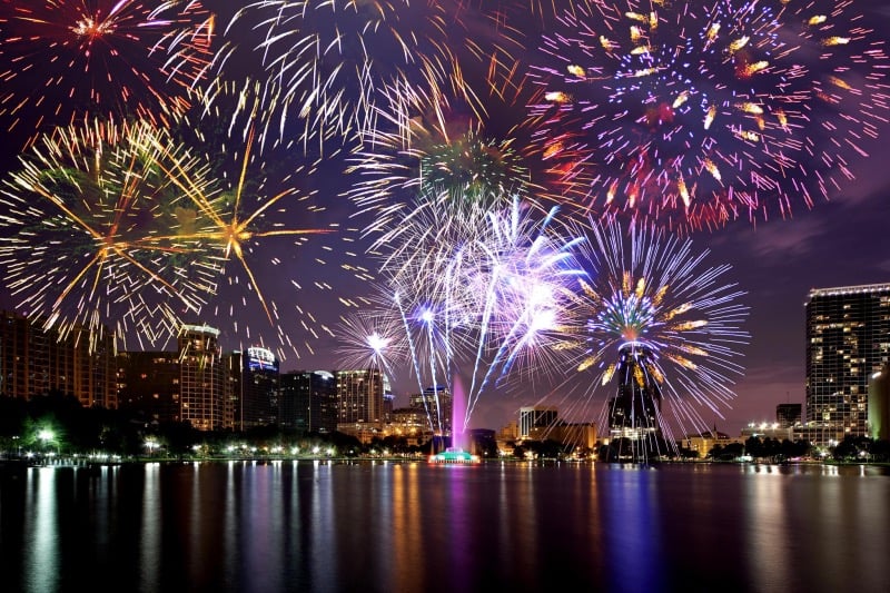 Show de fogos de artifício de 4 de julho no Lake Eola Park em Orlando