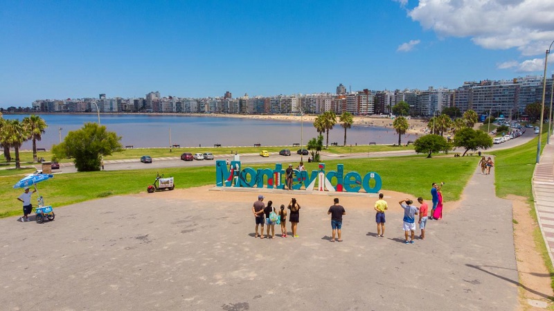 Turistas tirando foto no letreiro de Punta del Este