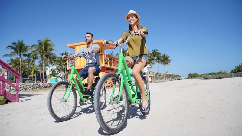 Casal andando de bicicleta em South Beach Miami