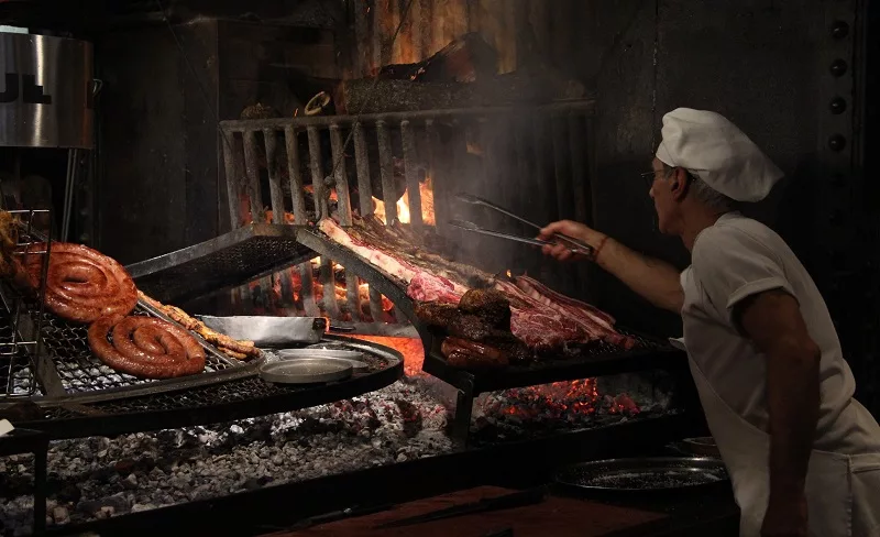 Comer parrilla no restaurante El Palenque em Montevidéu