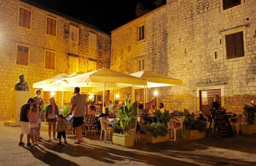 Centro de Stari Grad à noite