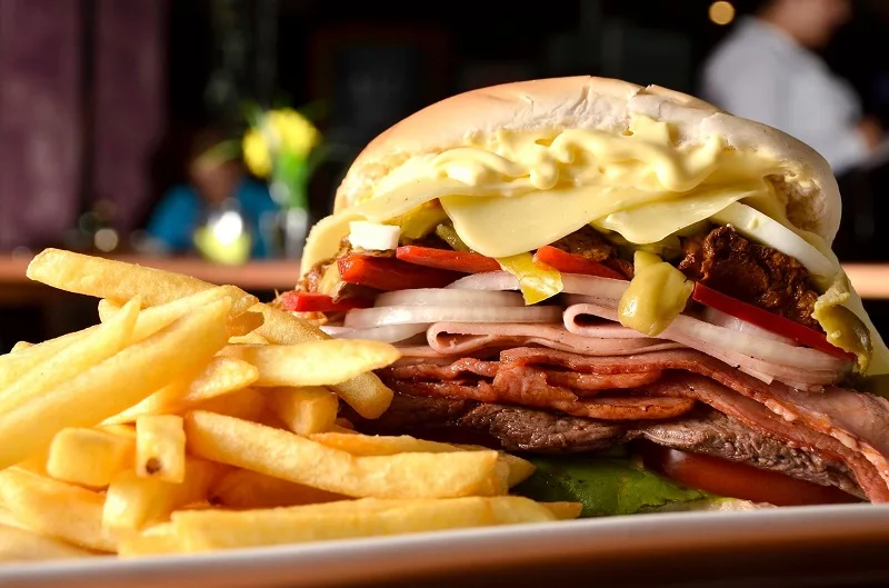 Comer chivito na Chiviteria Marcos em Montevidéu