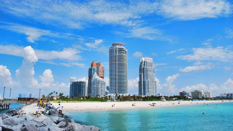 Paisagem da praia e edifícios em Miami Beach