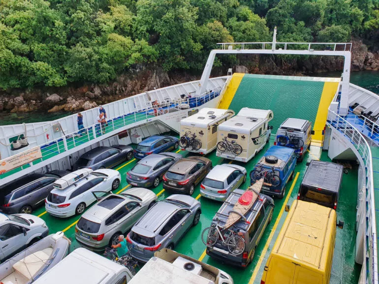 Carros em ferry na Croácia