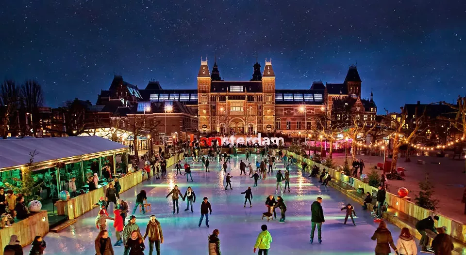 Patinação no gelo durante o inverno em Amsterdã