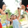 Mickey e Minnie com criança na Disney Orlando