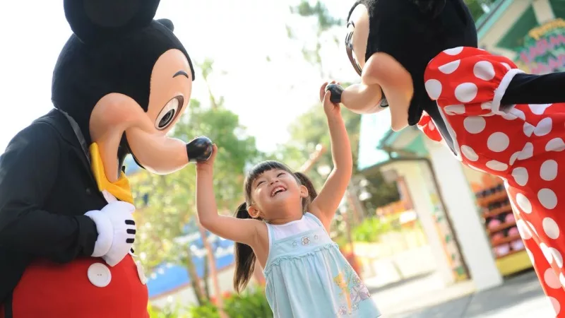 Mickey e Minnie com criança na Disney Orlando