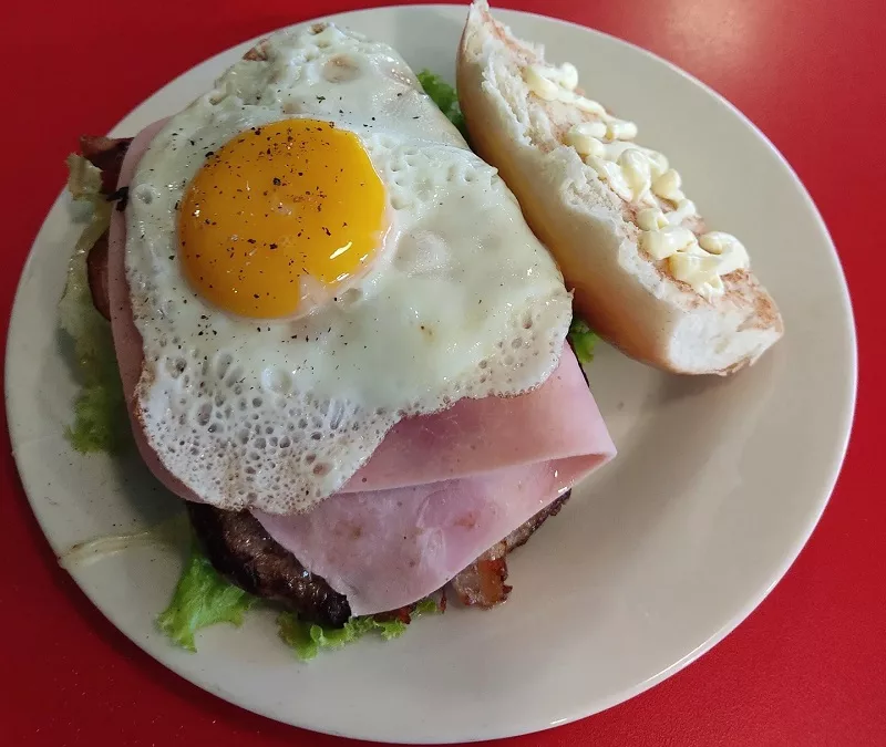 Comer chivito no El Tinkal em Montevidéu