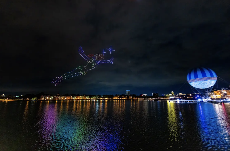 Peter Pan no show de drones no Disney Springs em Orlando